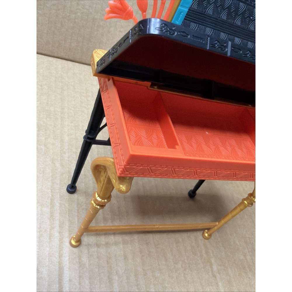 Monster High Doll G3 Cleo de Nile Self-scare Day Mirrored Vanity Table & Stool - Picture 9 of 9